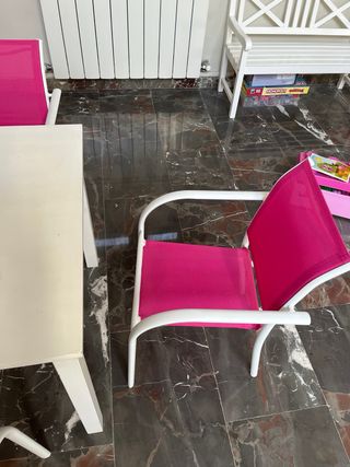 Mesa infantil y 3 sillas (solo Jaén)