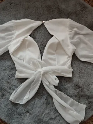 Blusa blanca escote pico manga larga