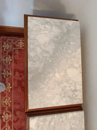 Mesilla de noche de madera con 3 cajones