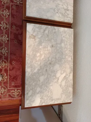 Mesilla de noche de madera con 3 cajones