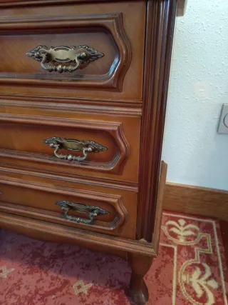 Mesilla de noche de madera con 3 cajones