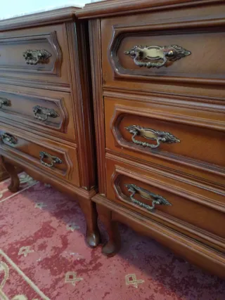 Mesilla de noche de madera con 3 cajones