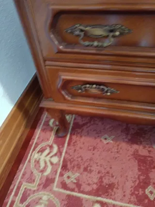 Mesilla de noche de madera con 3 cajones