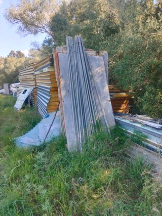 Tubos galvanizados, panel sandwich  y cristaleras