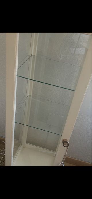 Vitrina de cristal y madera