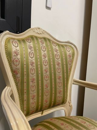 Silla clásica tapizada en tela y madera