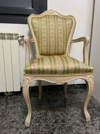 Silla clásica tapizada en tela y madera