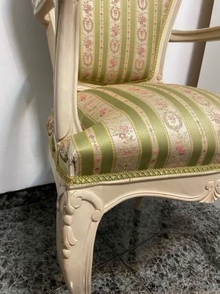 Silla clásica tapizada en tela y madera