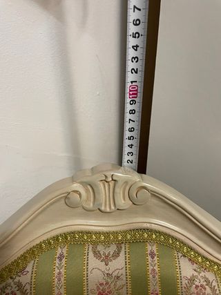 Silla clásica tapizada en tela y madera