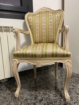 Silla clásica tapizada en tela y madera
