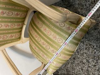 Silla clásica tapizada en tela y madera