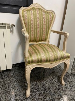 Silla clásica tapizada en tela y madera