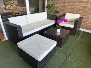 Sofá  + sillon + mesa de ratan