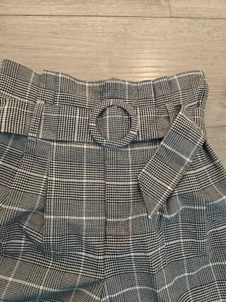 Pantalones de cuadros grises y blancos