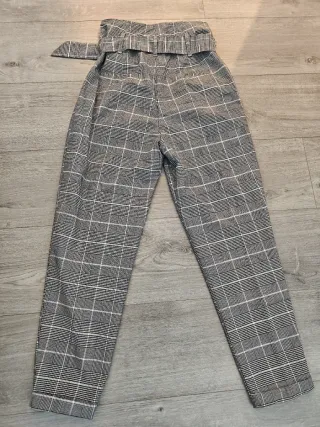 Pantalones de cuadros grises y blancos