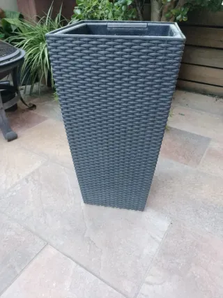 Macetero alto ratán negro/gris