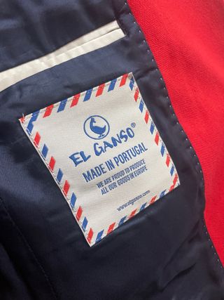 Americana roja con coderas