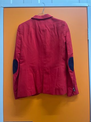 Americana roja con coderas