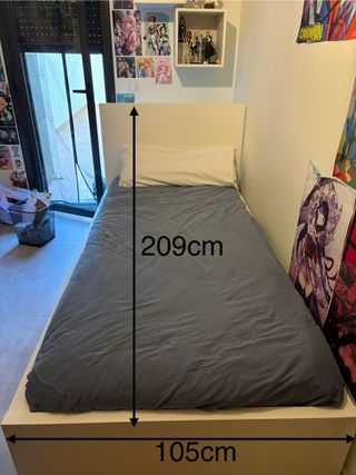 Cama individual gris y blanca