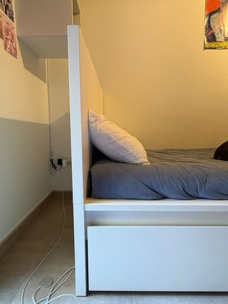 Cama individual gris y blanca