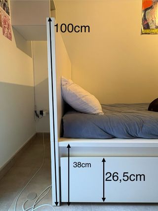 Cama individual gris y blanca