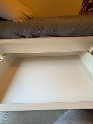 Cama individual gris y blanca