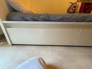 Cama individual gris y blanca