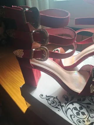 Sandalias Rojas Tacón Hebillas Talla 39
