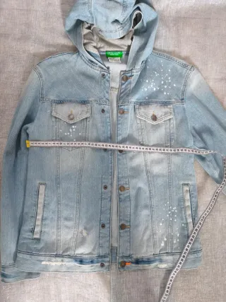 Giacca di jeans con cappuccio e schizzi