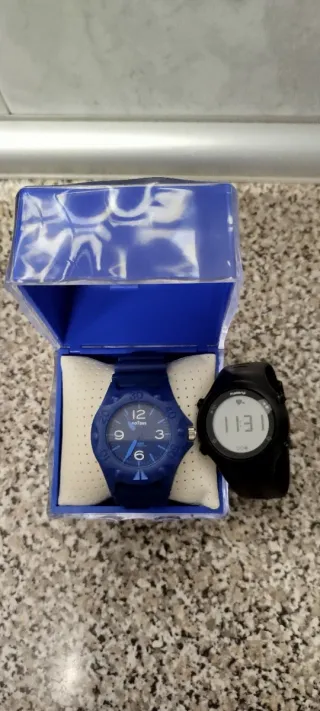 1 Reloj azul y uno negro