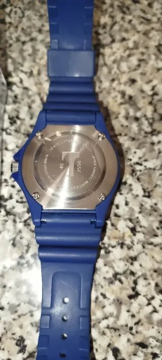 1 Reloj azul y uno negro