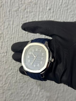 Reloj deportivo elegante con correa azul