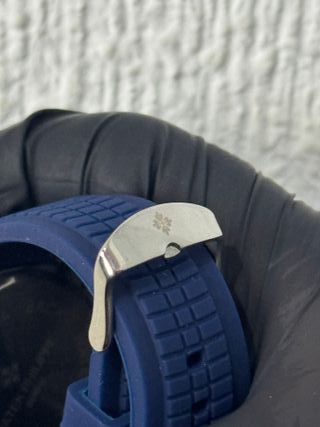 Reloj deportivo elegante con correa azul