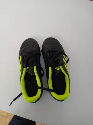 Botas de fútbol Adidas negras y neón