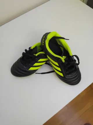 Botas de fútbol Adidas negras y neón