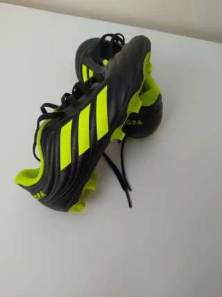 Botas de fútbol Adidas negras y neón