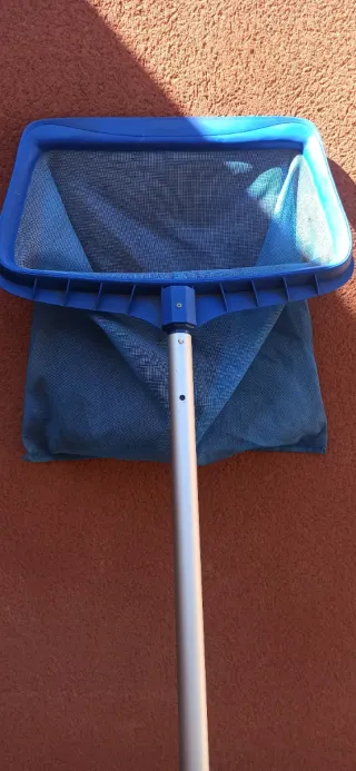 Pértiga extensible para piscina con recogehojas