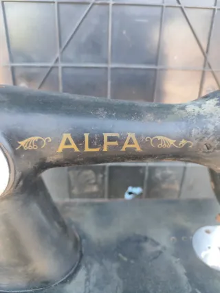 Máquina de Coser Alfa Antigua