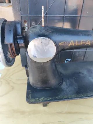 Máquina de Coser Alfa Antigua