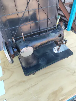 Máquina de Coser Alfa Antigua