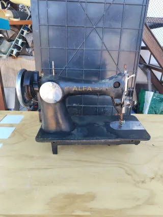Máquina de Coser Alfa Antigua