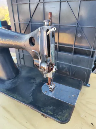 Máquina de Coser Alfa Antigua