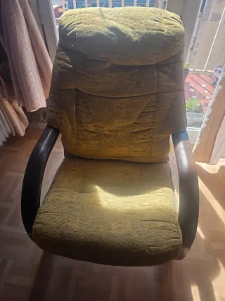 Sillón hamaca de madera tapizado