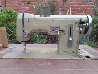 Máquina de coser antigua Wertheim