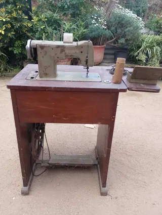 Máquina de coser antigua Wertheim