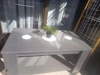 Mesa de madera y cristal gris