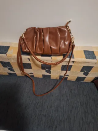 Bolso marrón de piel sintética