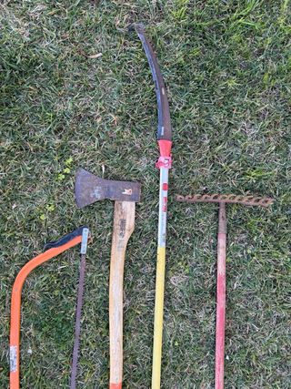 Lote de hacha, sierra, podadora, rastrillo