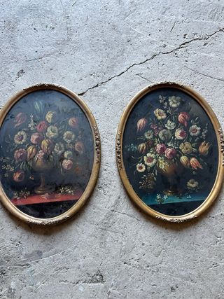 Par de cuadros florales ovalados antiguos