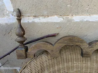 Copete madera antiguo con detalles dorados